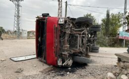 Ankara’da freni boşalan kamyon duvara çarptı