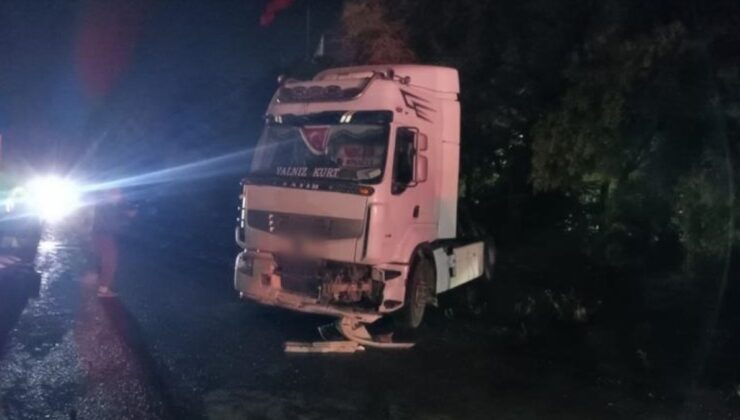 Ankara’da seyir halindeki tırın dorsesi ayrılarak yola savruldu