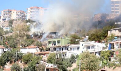 Antalya’da ağılda çıkan yangın korkuttu