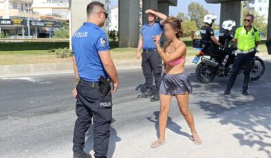 Antalya’da bikinili kadın, polise zor anlar yaşattı