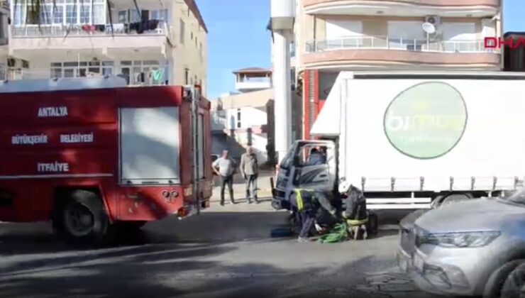 Antalya’da kaza yapan sürücü aracında sıkıştı