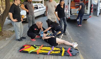 Antalya’da motosiklet kaldırıma çarparak devrildi: 1 yaralı