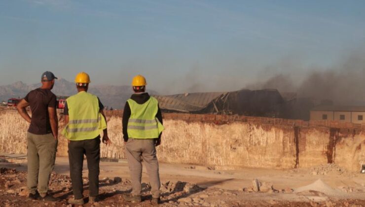 Antalya’da otluk alanda yangın: İşçilerin kaldığı yatakhane kül oldu