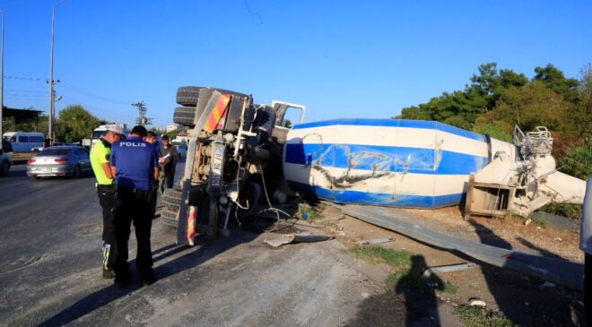 Antalya’da virajı alamayan beton mikseri devrildi: 1 yaralı