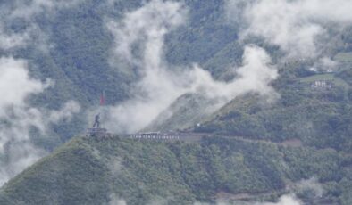 Artvin’de dünyanın en büyük Atatürk heykeli sisler arasında böyle görüntülendi