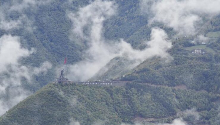 Artvin’de dünyanın en büyük Atatürk heykeli sisler arasında böyle görüntülendi