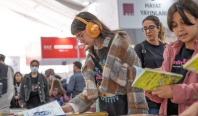 Bağcılar’da vatandaşlar, festival tadında bir kitap fuarı geçiriyor