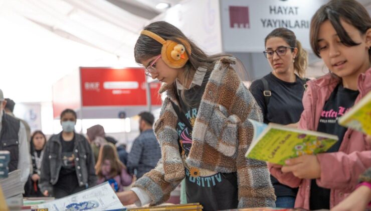 Bağcılar’da vatandaşlar, festival tadında bir kitap fuarı geçiriyor