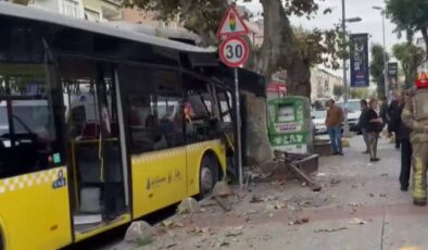 Bahçelievler’de korkutan kaza: İETT otobüsünün ağaca çarptığı kazada yaralılar var