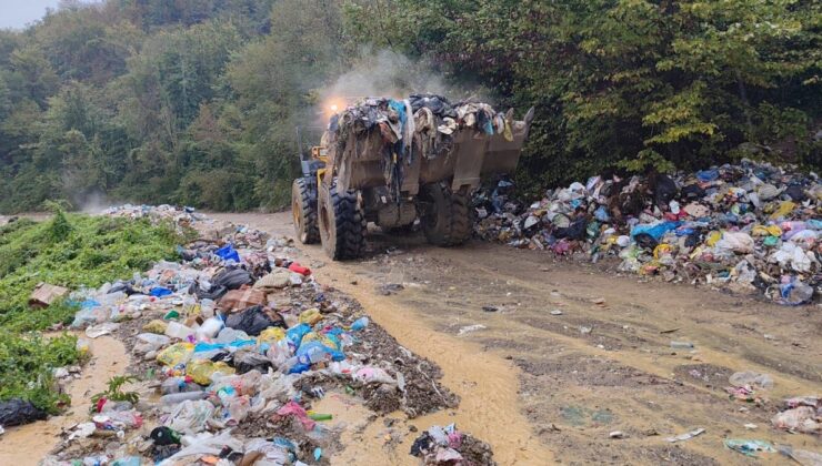 Bartın Irmağı’nın yanındaki yola bırakılan çöpler toplanıyor