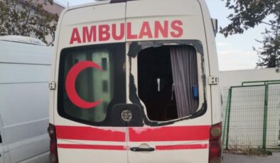 Bursa’da hastane ambulansının camlarını kırdılar