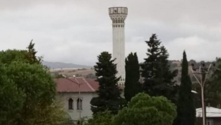 Çanakkale’de düşen yıldırım, caminin minaresini yıktı