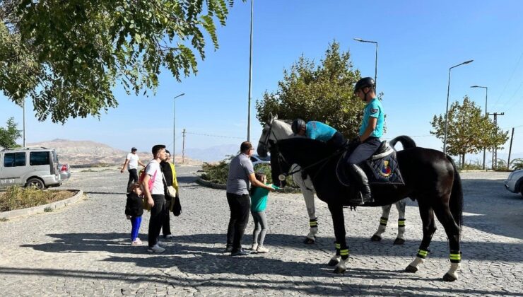 Elazığ’da Atlı Jandarma Timi’ne yoğun ilgi