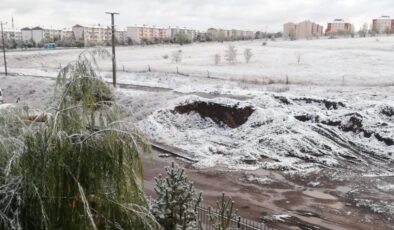 Erzurum’a mevsimin ilk karı düştü