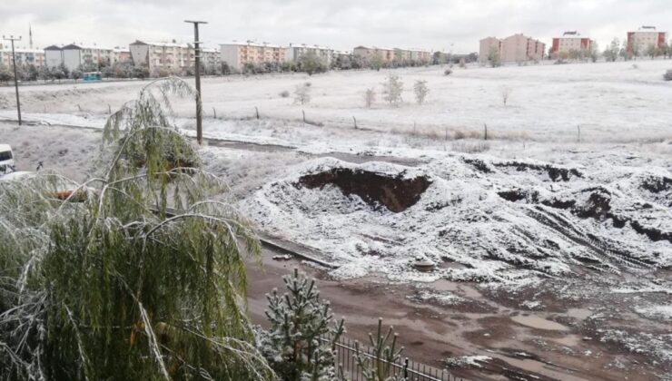 Erzurum’a mevsimin ilk karı düştü