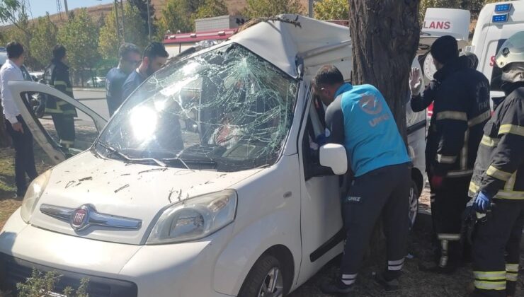 Gaziantep’te kontrolden çıkan araç ağaca çarptı: 2 yaralı