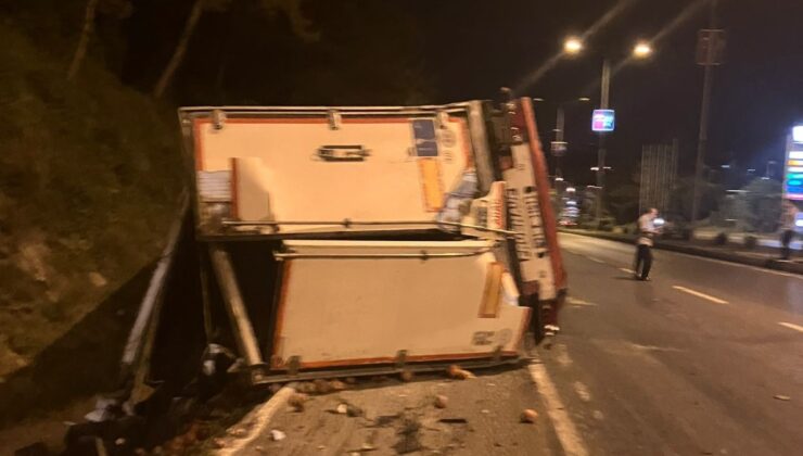 Hatay’da freni boşalan tır şarampole devrildi.