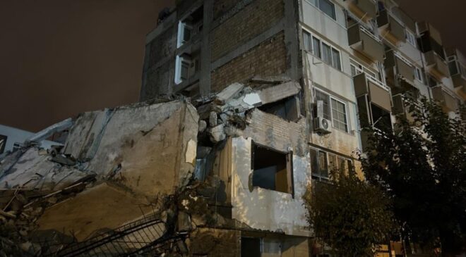 Hatay’da hasarlı binanın yıkımı sırasında başka bir bina zarar gördü