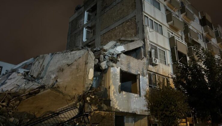 Hatay’da hasarlı binanın yıkımı sırasında başka bir bina zarar gördü