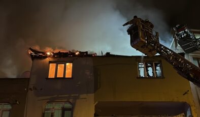 İstanbul’da 3 katlı bina alevlere teslim oldu