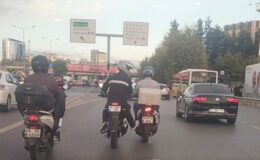 İstanbul’da benzini biten motosikletlinin yardımına koştu