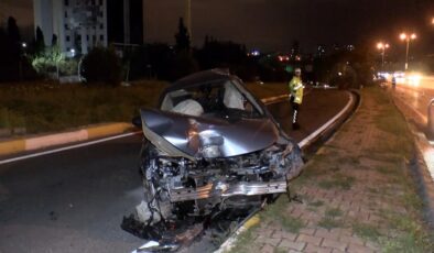 İstanbul’da hız yapan otomobil yan yola uçtu