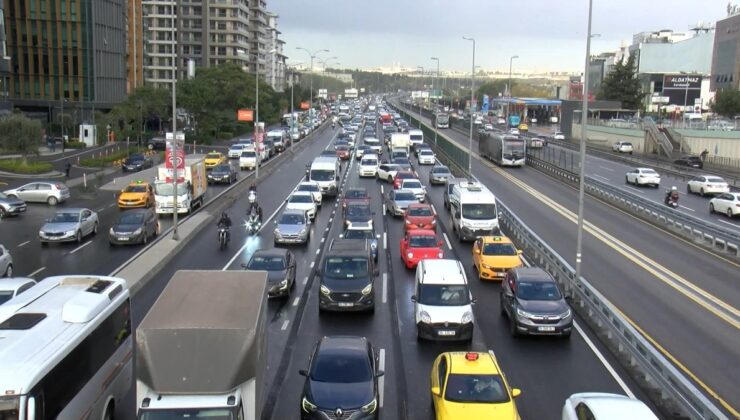 İstanbul’da yağmur trafiğe neden oldu