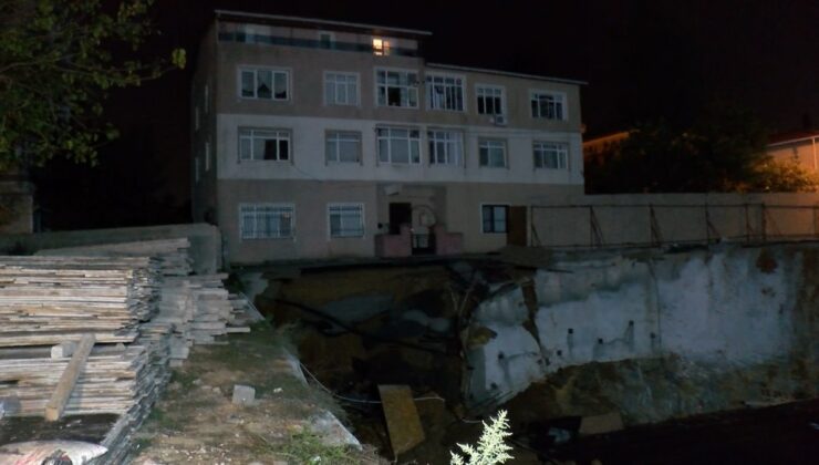 İstanbul’da yol çöktü 3 katlı bina boşaltıldı