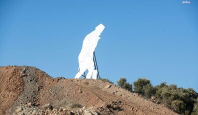 İzmir Büyükşehir Belediyesi il sınırındaki Atatürk silüetli panoyu yeniledi