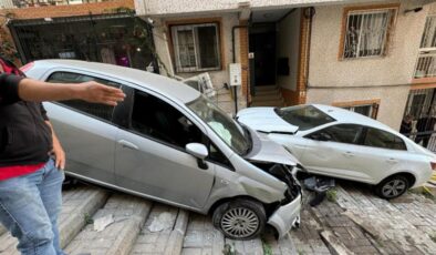 İzmir’de alkollü sürücünün otomobili ile çarptığı araç merdivene düştü