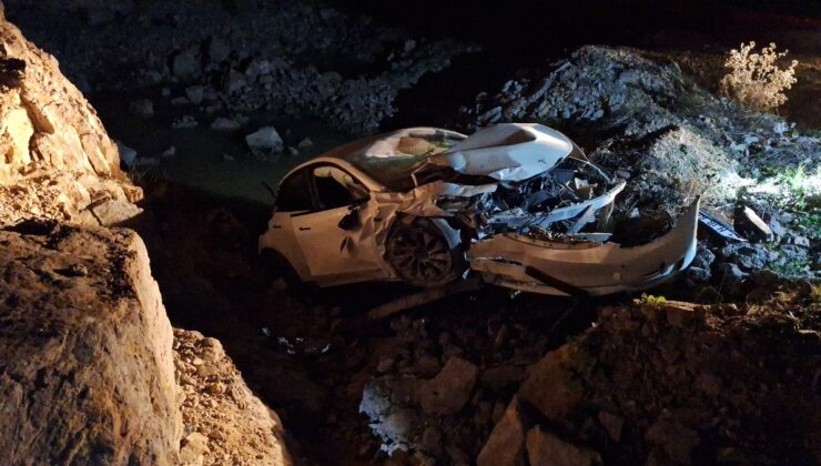 Kocaeli’de korkutan kazada otomobil yol kenarındaki boşluğa yuvarlandı