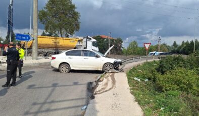 Kocaeli’de otomobil bariyere çarptı