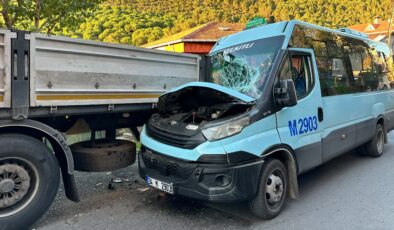 Maltepe’de yolcu minibüsü, park halindeki tıra çarptı: 8 yaralı