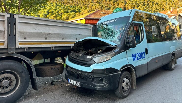 Maltepe’de yolcu minibüsü, park halindeki tıra çarptı: 8 yaralı