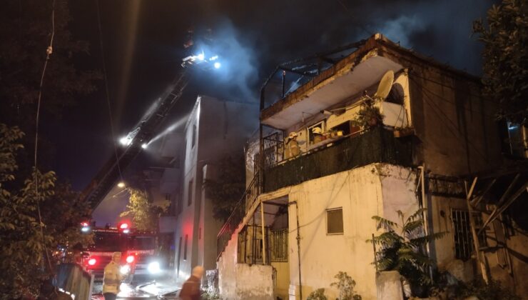 Pendik’te 2 katlı evin çatısında yangın çıktı