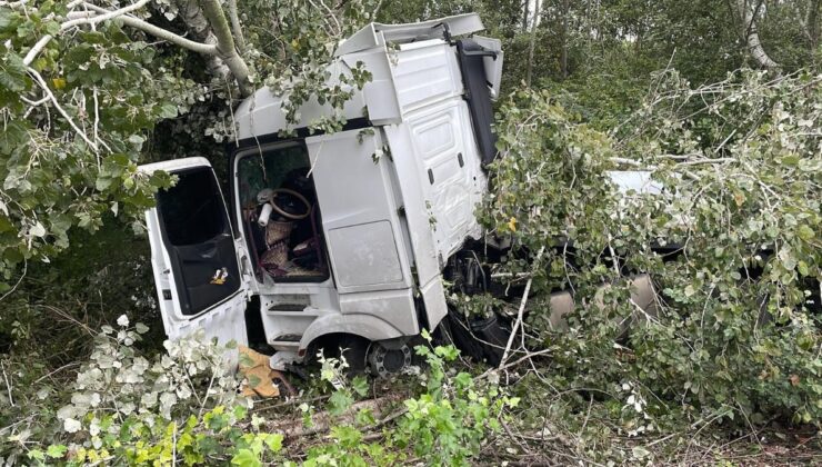 Sakarya’da kontrolden çıkan tır kaza yaptı