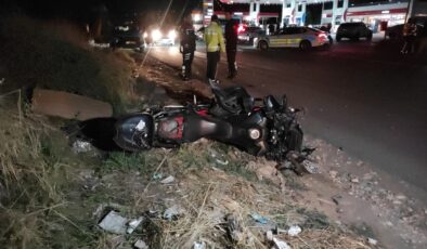 Şanlıurfa’da motosikletli polis ekibi, otomobil ile çarpıştı