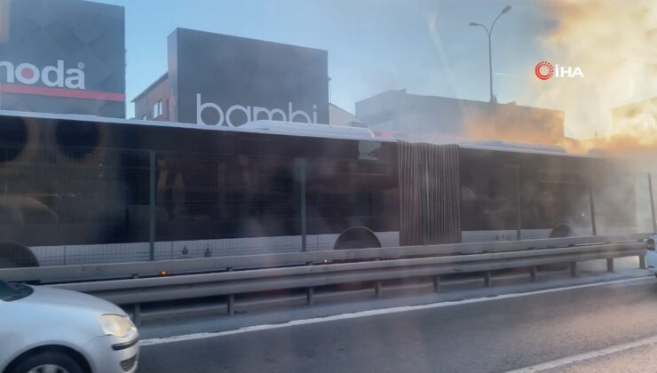 SON DAKİKA!İstanbul Avcılar’da metrobüs yangını