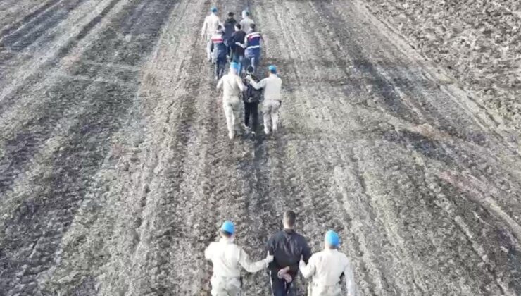 Tekirdağ’da jandarmadan kaçan göçmenler tarlada yakalandı