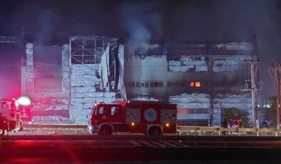 Tekirdağ’da kozmetik fabrikasında çıkan yangında patlama sesleri yükseldi