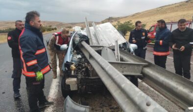 Van’da bariyere saplanan otomobilden sağ çıktı