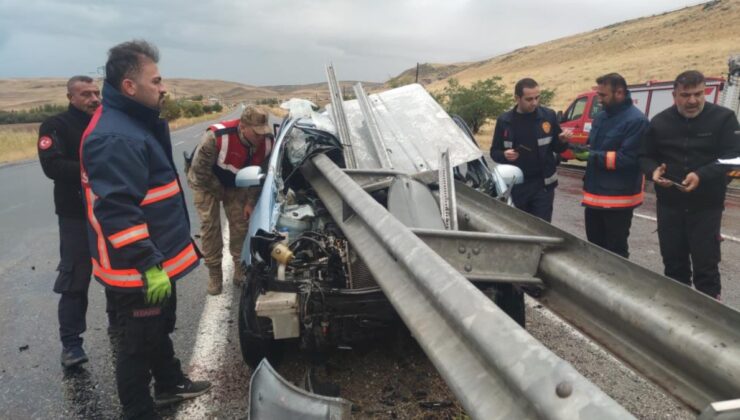 Van’da bariyere saplanan otomobilden sağ çıktı