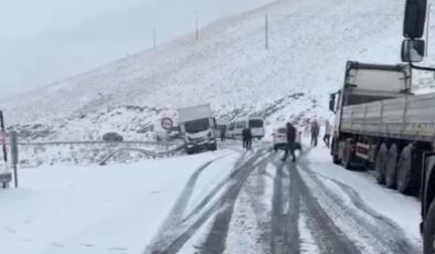 Van’da kar: Yüksekova yolu kapandı araçlar mahsur kaldı