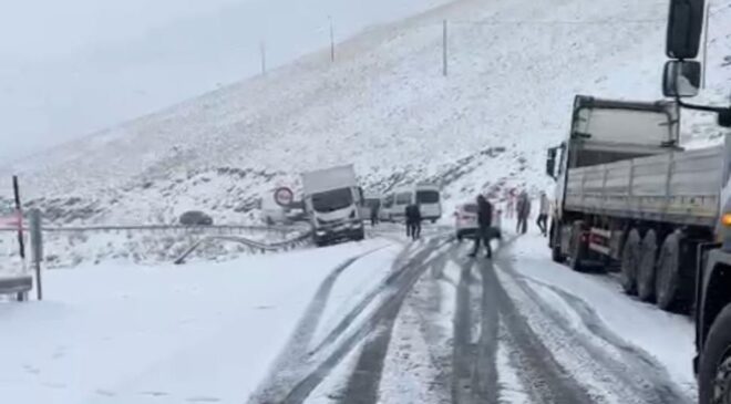 Van’da kar: Yüksekova yolu kapandı araçlar mahsur kaldı