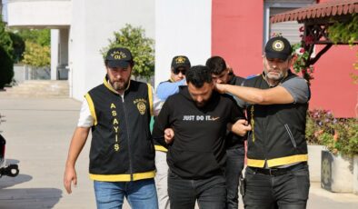 Adana’da polisten kaçarken uzun namlulu tüfeği sokağa düşürdüler