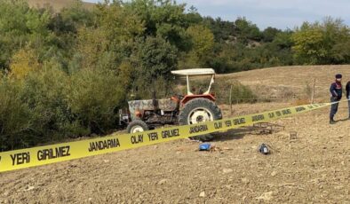 Adana’da yerdeki taşı kaldırmak isterken traktörün altında kaldı