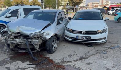 Adıyaman’da iki otomobil çarpıştı: 4 yaralı