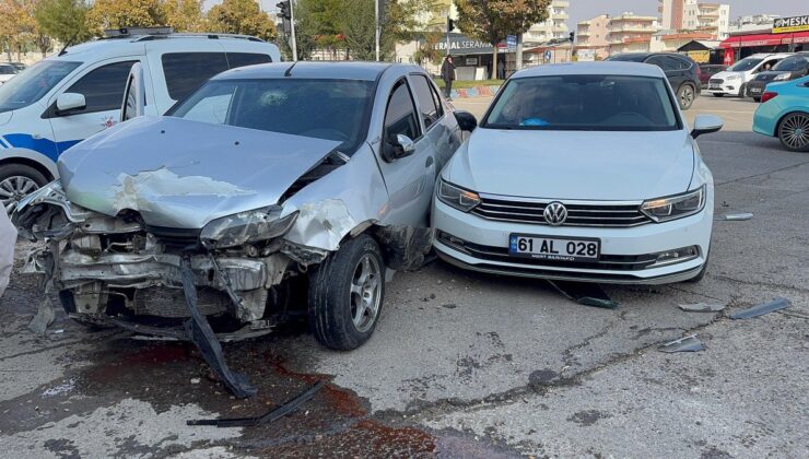 Adıyaman’da iki otomobil çarpıştı: 4 yaralı