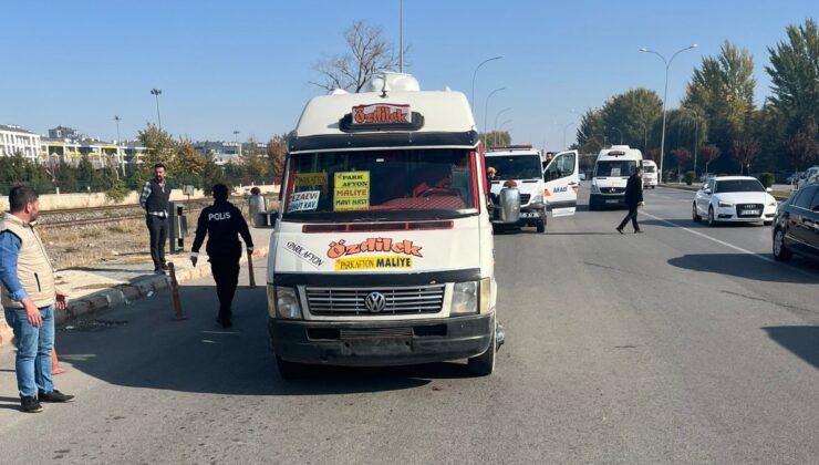 Afyonkarahisar’da yeni indirdiği yolcuları ezdi