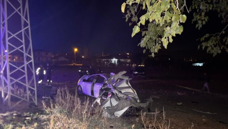 Amasya’da ağaca çarpan otomobil parçalandı: 2 ölü, 2 yaralı